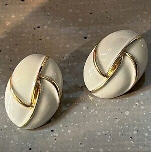 NEW! Elegant Vintage Gold and Cream Enamel Oval Stud Earrings